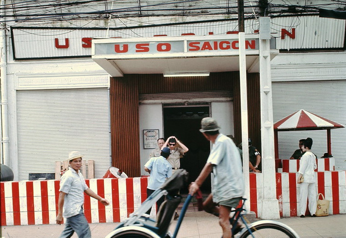Trụ sở USO (United Services Organizations, tổ chức phi lợi nhuận đưa các hoạt động giải trí tới phục vụ quân đội Mỹ đóng ở khắp nơi trên thế giới) ở đường Nguyễn Huệ.