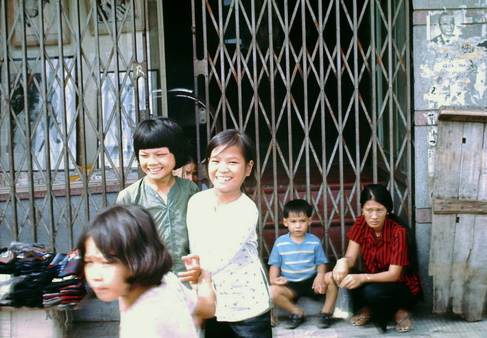 Trẻ em trên đường phố Sài Gòn.