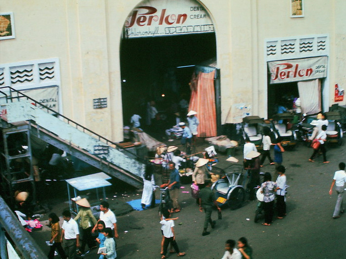 Chợ Bến Thành, Sài Gòn năm 1970. Thời điểm này ngay trước cổng chợ có một cầu vượt dành cho người đi bộ bắc sang bùng binh Quách Thị Trang.