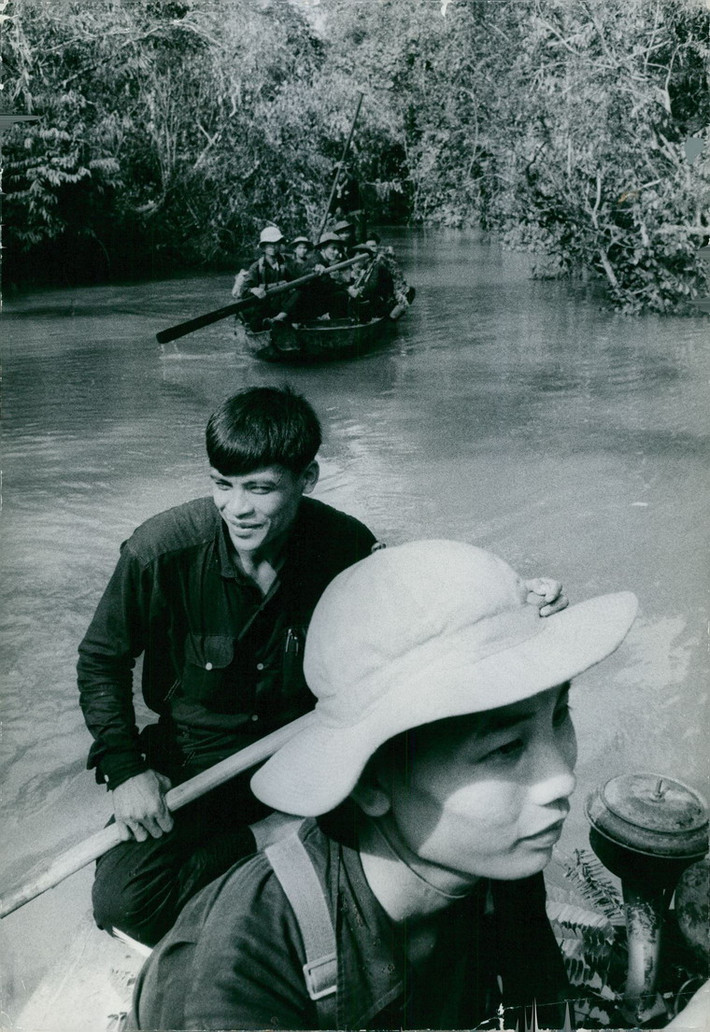 Vượt sông bằng thuyền, 1967.