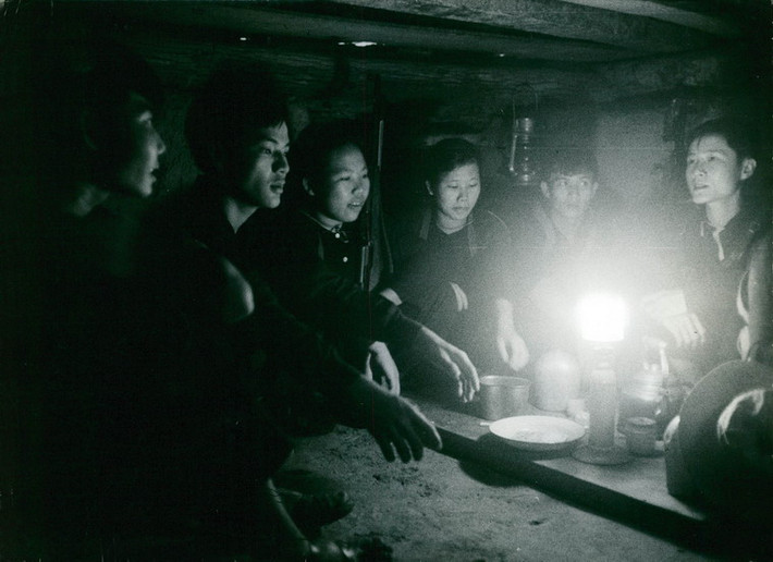 Bữa ăn trong hầm ở Củ Chi, 1967.