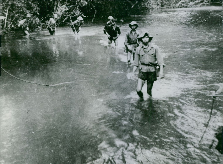 Chiến sĩ du kích vượt sông, 1964.