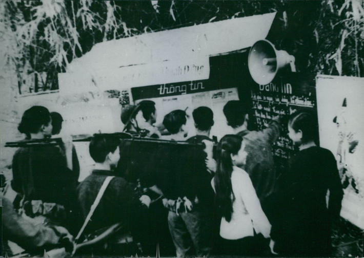 Các chiến sĩ tập trung quanh bảng tin tại căn cứ Củ Chi, 1967.
