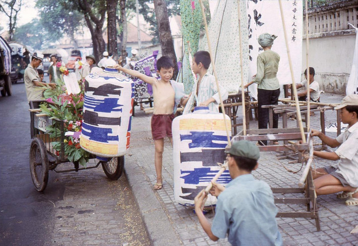 Đèn lồng lớn bằng giấy dùng trong tang lễ của người Hoa.