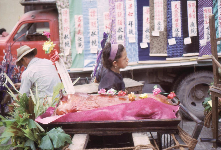Lợn quay dùng để cúng.
