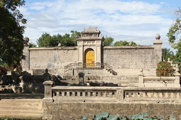Lăng Vạn Vạn nằm tại số 10 Trần Thanh Mại, phường An Đông, TP Huế là nơi an nghỉ của Hựu Thiên Thuần hoàng hậu, vợ hai của vua Đồng Khánh, mẹ đẻ của vua Khải Định. Lăng mộ này có kiến trúc tương tự lăng Thánh Cung nhưng có khuôn viên rộng hơn và là một lăng mộ hoàng tộc Nguyễn hiếm hoi nằm ở đồng bằng. Được coi là công trình đẹp nhất trong các lăng mộ của phụ nữ hoàng tộc Nguyễn, lăng Vạn Vạn đã được công nhận là di tích kiến trúc nghệ thuật cấp quốc gia.