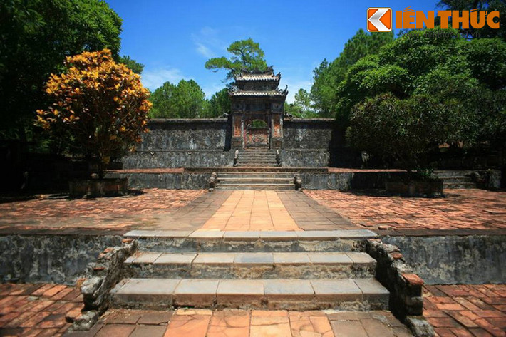 Nằm trong khuôn viên lăng Tự Đức (phường Thủy Xuân, thành phố Huế) Khiêm Thọ Lăng là nơi an táng Lệ Thiên Anh Hoàng hậu (1828 - 1903) vợ vua Tự Đức - Huế. Lăng mộ này có quy mô không lớn nhưng kiến trúc khá tinh xảo và nguyên vẹn.
