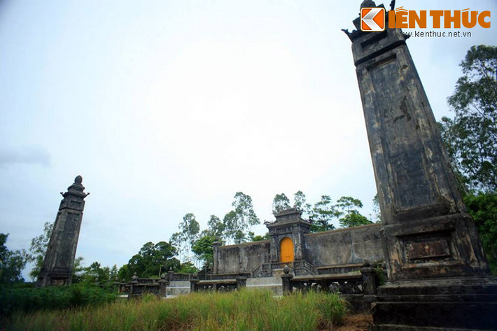 Lăng Từ Cung nằm trên một ngọn đồi gần lăng Thánh Cung, là lăng mộ của Từ Cung hoàng thái hậu, vợ vua Khải Định, mẹ vua Bảo Đại. Bà là Hoàng thái hậu cuối cùng của nền quân chủ chuyên chế Việt Nam.