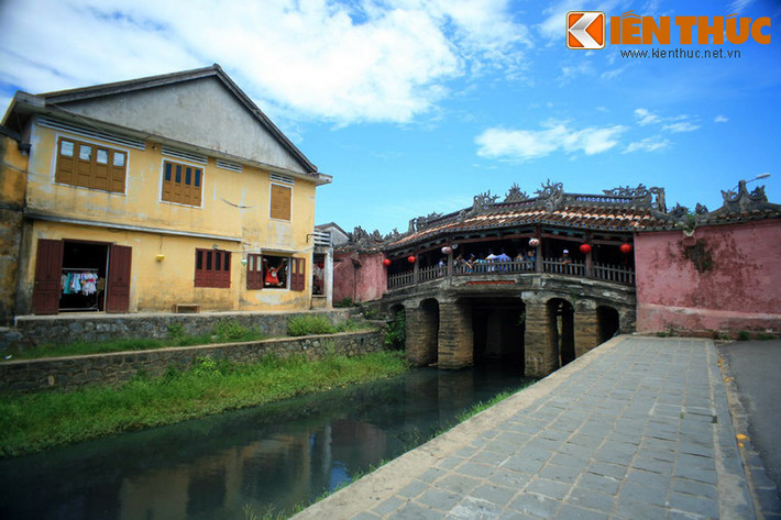 1. Nằm ở hạ lưu sông Thu Bồn, phố cổ Hội An là điểm đển nổi tiếng bậc nhất của tỉnh Quảng Nam cũng như của cả Việt Nam trên bản đồ du lịch quốc tế.