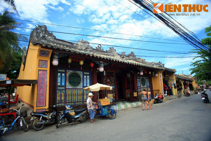 Trong quá khứ, Hội An từng là một thương cảng quốc tế sầm uất, nơi gặp gỡ của những thuyền buôn Nhật Bản, Trung Quốc và phương Tây trong suốt thế kỷ 17-18. Không bị tàn phá bởi chiến tranh, từ thập niên 1980, những giá trị của khi đô thị cổ này bắt đầu được chú ý.