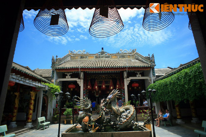 Hội quán Quảng Đông (số 176 Trần Phú) còn gọi là Hội quán Quảng Triệu, được xây dựng vào năm 1885. Công trình thờ Thiên Hậu Thánh Mẫu và Đức Khổng Tử, sau năm 1911 chuyển sang thờ Quan Công và Tiền Hiền. Hội quán có kiến trúc khá đẹp bởi sự kết hợp hài hòa giữa các chất liệu gỗ, đá trong kết cấu chịu lực cùng họa tiết trang trí công phu, chạm trổ tinh xảo… mang lại cho công trình một vẻ đường bệ, lộng lẫy, uy nghiêm.