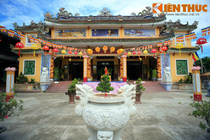 Chùa Pháp Bảo tọa lạc tại số 7 đường Hai Bà Trưng là ngôi chùa có quy mô lớn nhất ở phố cổ Hội An. Chùa thuộc hệ phái Bắc tông, được xây theo mô hình kiến trúc chùa Việt truyền thống, là nơi đón rất nhiều Phật tử, du khách trong nước, nước ngoài đến tham quan, lễ bái, đặc biệt là vào các dịp lễ, Tết.