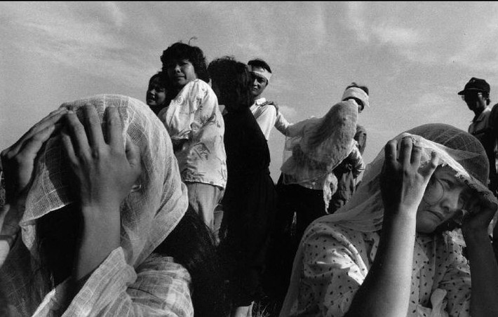 Những người phụ nữ than khóc tại một đám tang ở nghĩa trang Văn Điển. Ảnh: Larry Towell - Magnumphotos.com