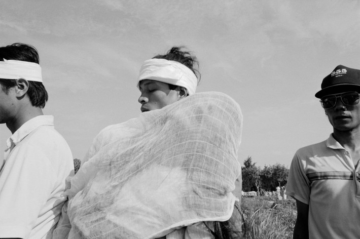 Cô gái gục vào vai chồng mình trong đám tang cha. Ảnh: Larry Towell - Magnumphotos.com