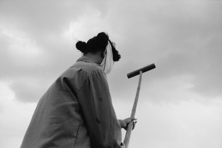 Người nữ nông dâm làm đất trên cánh đồng gần bệnh xá Yên Viên. Ảnh: Larry Towell - Magnumphotos.com