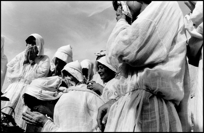 Những người phụ nữ than khóc tại một đám tang ở nghĩa trang Văn Điển. Ảnh: Larry Towell - Magnumphotos.com