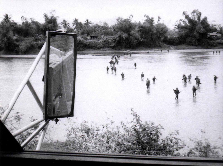 Lính Mỹ lội qua một khúc cạn của sông Lại Giang, Hoài Nhơn, Bình Định năm 1968. Ảnh: 19engrvn.org.