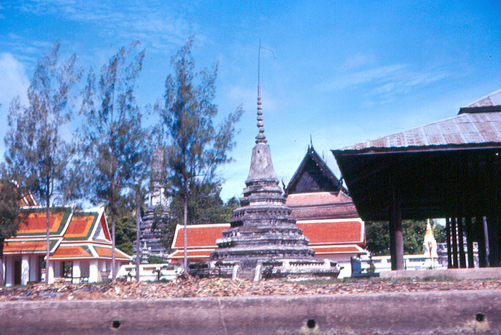 Ngôi đền bên bờ kênh Chak Phra. Ảnh: Roger W