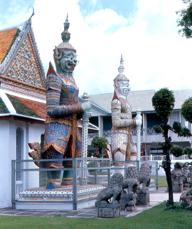 Tượng thần ở cổng chùa Wat Arun. Ảnh: Roger W