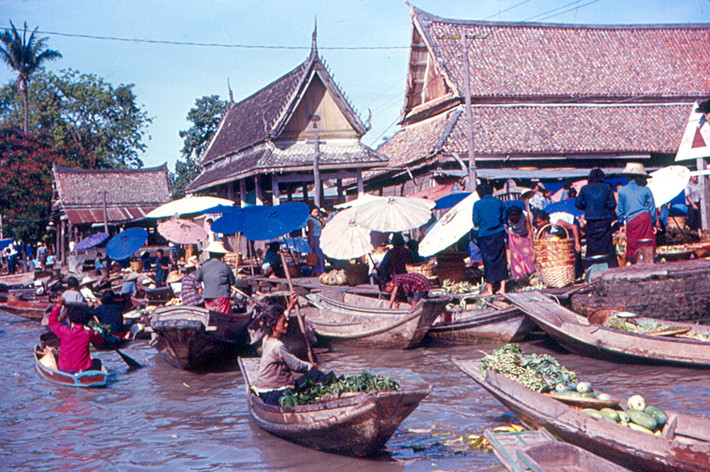 Chợ nổi Taling Chan ở Thon Buri. Ảnh: Roger W