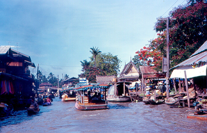 Quang cảnh nhộn nhịp ở đoạn kênh gần chợ nổi Taling Chan. Ảnh: Roger W
