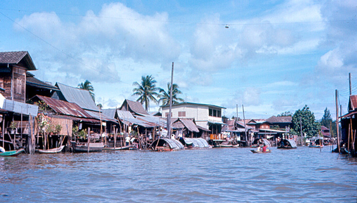 Quang cảnh bên bờ kênh Bangkok Noi. Ảnh: Roger W
