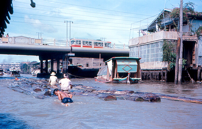 Cây cầu bắc qua kênh Bangkok Noi. Ảnh: Roger W
