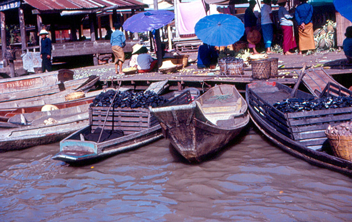 Những con thuyền chở than ở chợ nổi. Ảnh: Roger W