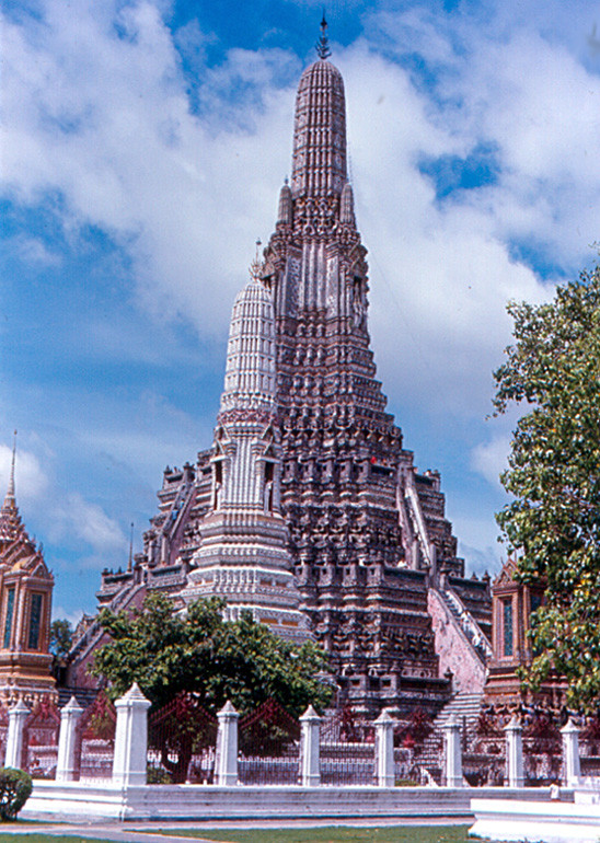 Cận cảnh tháp chính của Chùa Wat Arun. Ảnh: Roger W