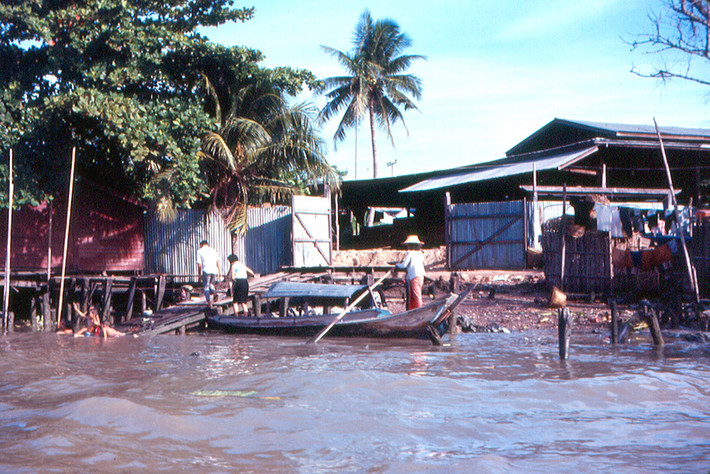 Một bến đò nhỏ trên kênh Chak Phra ở quậnThon Buri, Bangkok. Ảnh: Roger W