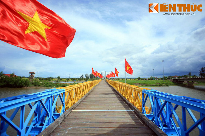 Cứ như thế, cầu Hiền Lương luôn thay đổi màu sắc, hễ chính quyền Sài Gòn sơn một màu khác đi thì ngay lập tức Việt Nam Dân chủ Cộng hòa liền sơn lại cho giống. Đây là một cách đấu tranh chính trị nhằm nói lên khát vọng thống nhất đất nước của miền Bắc.