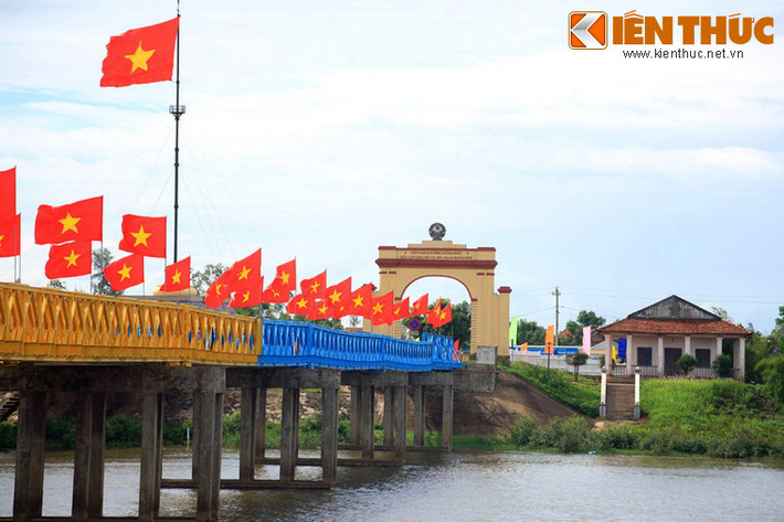 Trong giai đoạn kháng chiến chống Mỹ, một cuộc đối đầu không tiếng súng nhưng vô cùng gay cấn đã diễn ra trên cầu Hiền Lương, thường được gọi là "Cuộc chiến màu sắc".