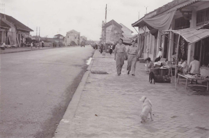 Đường phố ở thị trấn Gia Lâm. Ảnh: Robert Tison.
