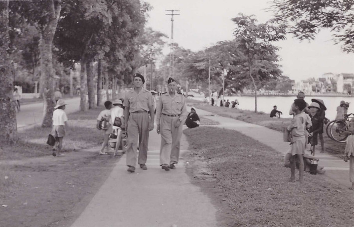 Bên hồ nước gần ga Gia Lâm. Ảnh: Robert Tison.