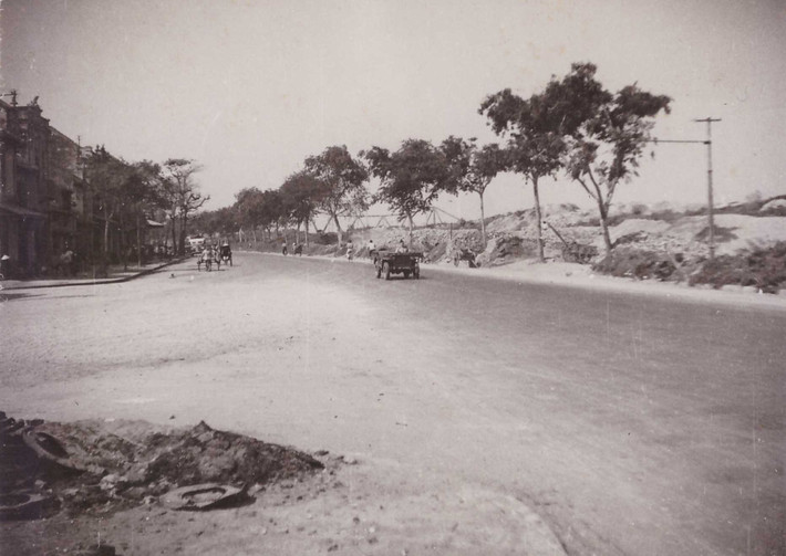 Trên đường ven đê sông Hồng, chụp từ gầm cầu Long Biên, Hà Nội năm 1950. Ảnh: Robert Tison.