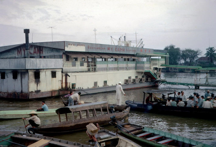 Nhà hàng nổi Mỹ Cảnh ở bến Bạch Đằng. Ảnh: Misssnep.smugmug.com.