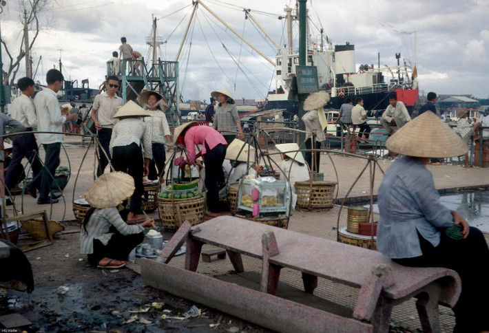Những người bán hàng rong trên bến Bạch Đằng, Sài Gòn năm 1967. Ảnh: Misssnep.smugmug.com.