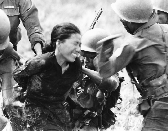 Một phụ nữ bị lính Sài Gòn đánh đập để tra khảo, ngày 14/7/1964. Ảnh: AP.