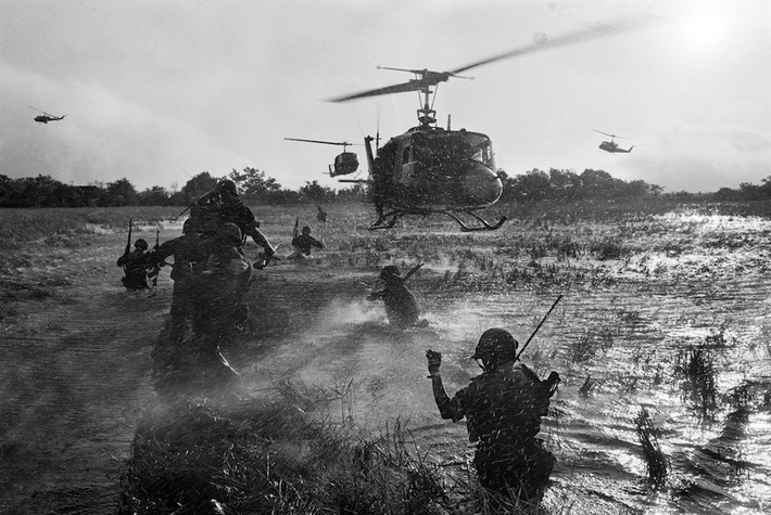 Binh sĩ Sài Gòn lội qua ruộng lúa để lên các trực thăng của Mỹ tại Long An, tháng 12/1964. Ảnh: Horst Faas/ AP.