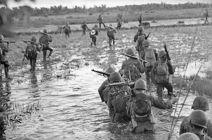 Lính Sài Gòn băng qua một khu vực ngập nước tại tỉnh Cà Mau, ngày 24/8/1962. Ảnh: Horst Faas/ AP.