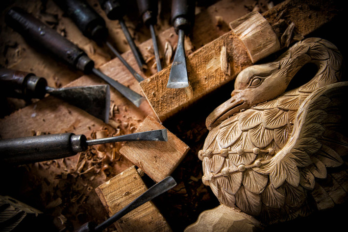 Trong một xưởng điêu khắc gỗ. Ảnh: Raymond Low - 500px.com