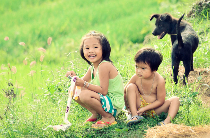 Nét hồn nhiên của trẻ em nông thôn Việt Nam. Ảnh: Raymond Low - 500px.com