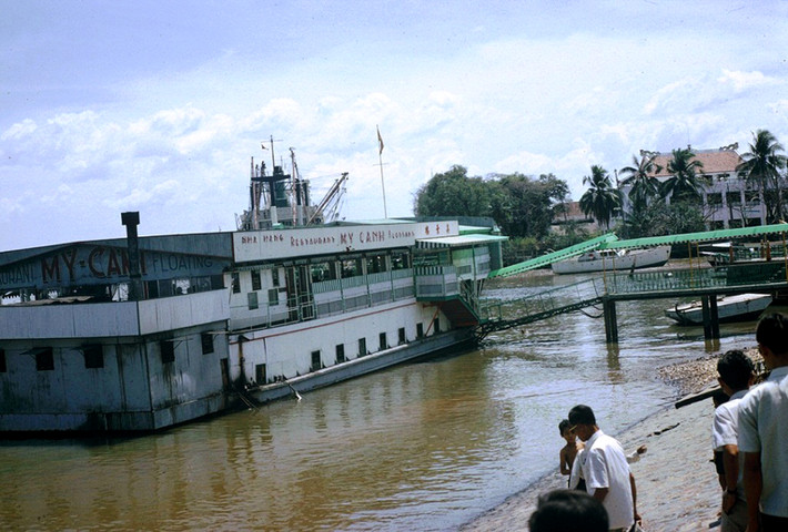 Đây là một chiếc tàu nổi dài 75m, rộng 25m, gồm 2 tầng, có thể di chuyển linh hoạt trên mặt nước. Ảnh: Jordan.