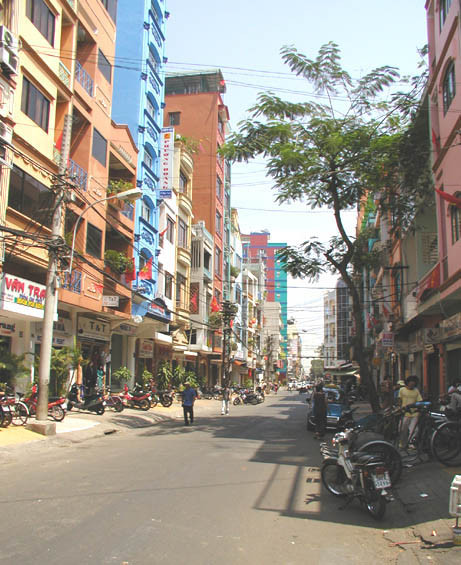 Khu phố Tây Bùi Viện năm 2002 đã dày đặc các khách sạn bình dân, nhưng chưa có được bầu không khí sôi động như ngày nay. Ảnh: Pensfans.com.
