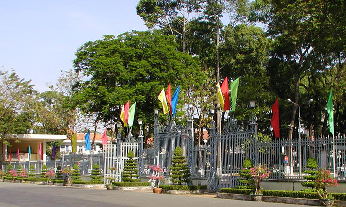 Bên ngoài cổng Dinh Độc Lập. Ảnh: Pensfans.com.