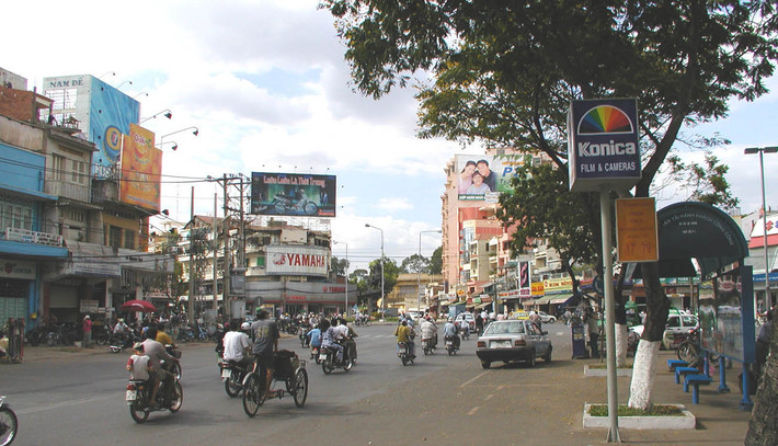 Khu vực ngã sáu Phù Đổng, Sài Gòn năm 2002. Thời gian này người đi xe máy chưa phải đội mũ bảo hiểm. Ảnh: Pensfans.com.