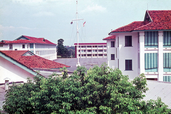 Các khu nhà được xây từ thời thuộc Anh trong căn cứ hải quân Singapore, 1966. Ảnh: David Ayres