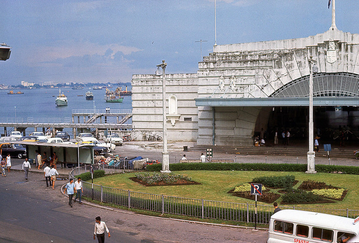 Bến tàu Clifford, điểm đến của người nhập cư và hành khách đường biển ở Singapore năm 1966. Ngày nay địa điểm này là một di tích lịch sử nổi tiếng của Singapore. Ảnh: David Ayres
