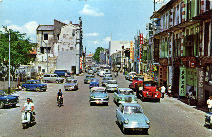 Những chiếc xe hơi trên đường North Bridge, Singapore thập niên 1960. Ảnh: David
