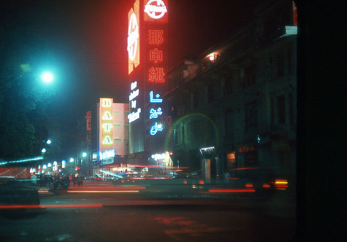 Buổi tối ở khu vực trung tâm Singapore năm 1967. Ảnh: David Ayres